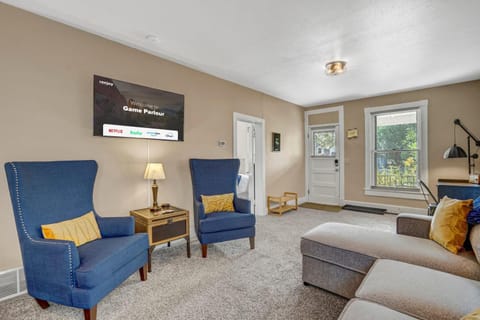 Game Parlour - Downtown Workspace BBQ Fire Pit House in Old Colorado City