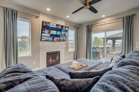 Mystique Villa - Gym Pool Table BBQ Alfresco House in Colorado Springs