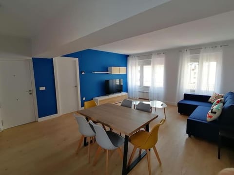Communal lounge/ TV room, TV and multimedia, Living room, Dining area