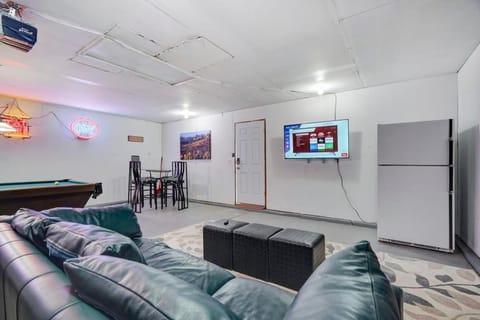 Pikes Peak Pool Hall - Near Top Spots BBQ Fire Pit House in Old Colorado City