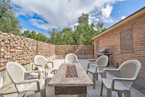 Red Rock Farmhouse - Patio Paradise Hiking Trails House in Old Colorado City