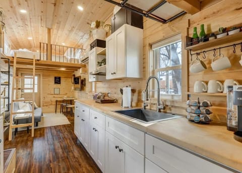 Red Rock Roost Posh Studio near Hiking Trails House in Old Colorado City