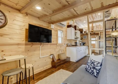 Red Rock Roost Posh Studio near Hiking Trails House in Old Colorado City