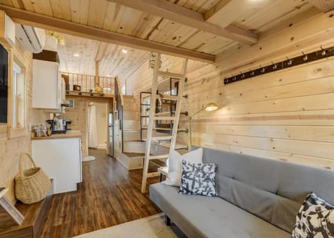 Red Rock Roost Posh Studio near Hiking Trails House in Old Colorado City