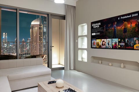 Nearby landmark, TV and multimedia, Living room, Seating area, Evening entertainment, Landmark view