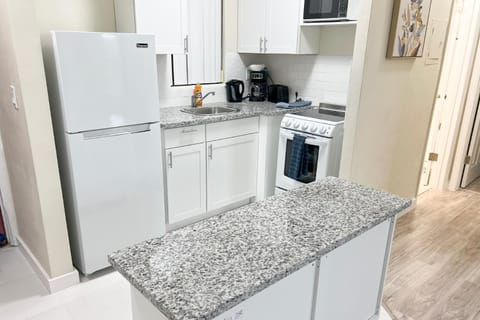 Coffee/tea facilities, Kitchen or kitchenette, oven, stove, toaster