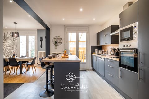 Coffee/tea facilities, Kitchen or kitchenette, Dining area, dishwasher, oven, stove, toaster