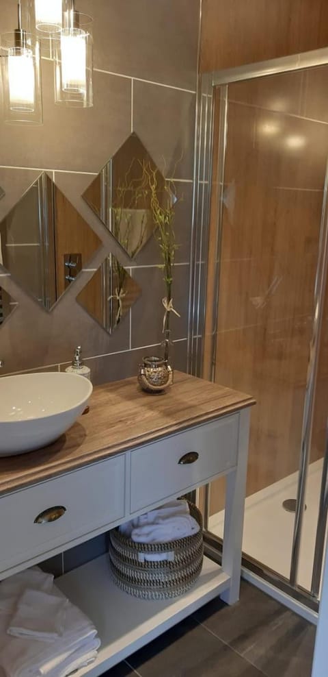 3 x bespoke built cabins with hot tubs, mid Wales Cabin in Wales