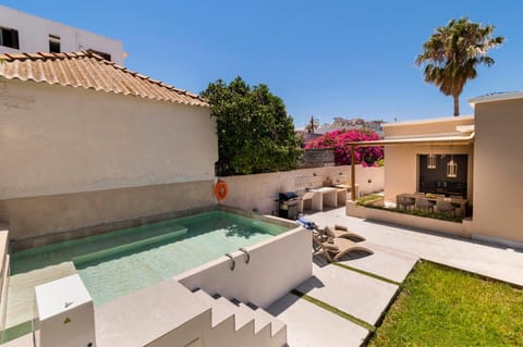 Property building, Natural landscape, Swimming pool, sunbed