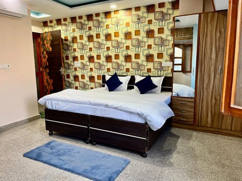 Bed, Living room, Photo of the whole room, Seating area, Bedroom, Family, Family, Family