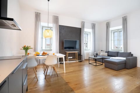 TV and multimedia, Living room, Seating area, Dining area