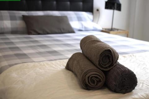 Bed, Bedroom, towels