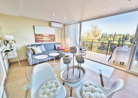 Balcony/Terrace, Living room, Seating area, Dining area