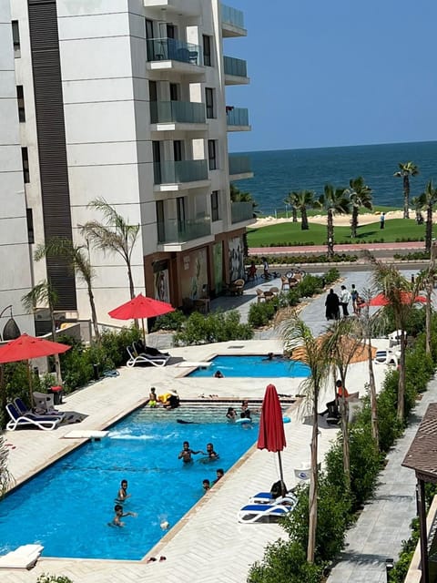 Day, People, Beach, Evening entertainment, Swimming pool, group of guests, sunbed