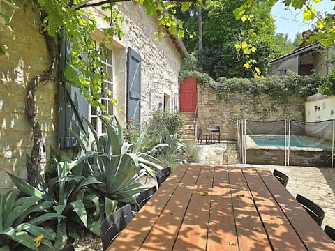 Property building, Dining area, Swimming pool, sunbed