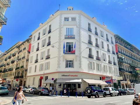 Property building, Neighbourhood