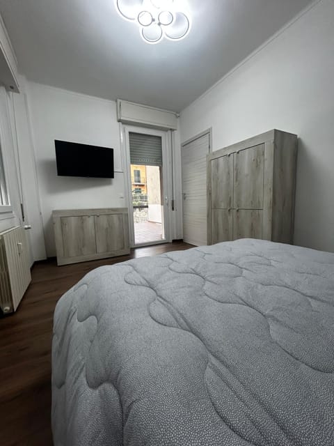 Bed, TV and multimedia, Photo of the whole room, Bedroom, wardrobe