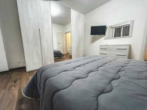 Bed, TV and multimedia, Photo of the whole room, wardrobe