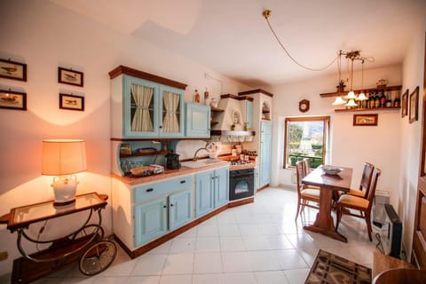 Kitchen or kitchenette, Dining area, stove