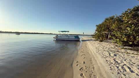 House With A Boat - Boat, Heated Pool, Kayaks House in Port Charlotte