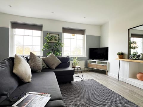 Living room, Seating area, Evening entertainment