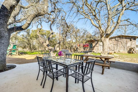 Pin Oak Farmhouse with Patio in Dripping Springs House in Dripping Springs