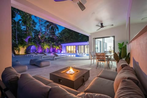 Luxury Villa Azure with Heated Pool 20 minutes to Beach House in Golden Glades