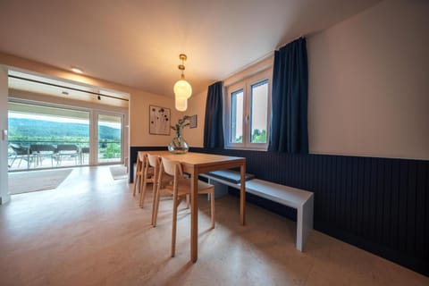 Seating area, Dining area