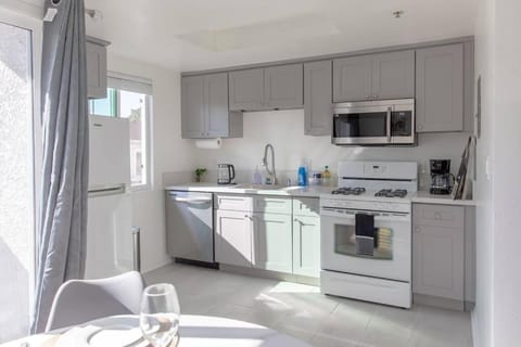 2BD/2BA Apartment in DT ALhambra Apartment in Alhambra