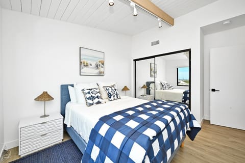 Immaculate Home with 180 degree views of the Beach & Ocean House in Huntington Beach