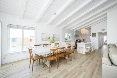 6 Bedroom Duplex near the Balboa Pier and Fun Zone with AC House in Balboa Peninsula