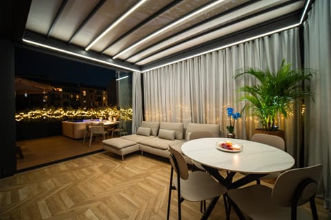 Modigliani Terrace Jacuzzi Golden House Apartment in Milan