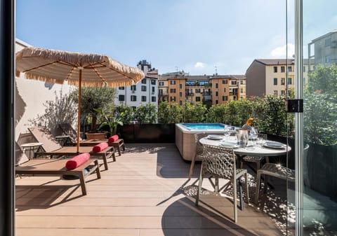 Modigliani Terrace Jacuzzi Golden House Apartment in Milan