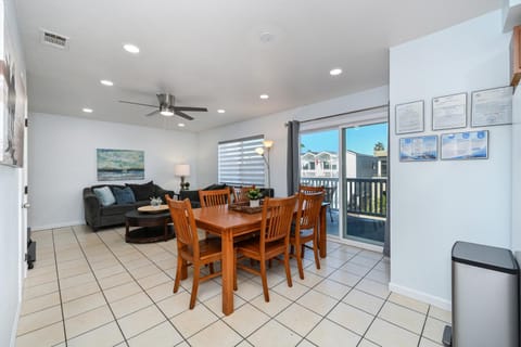 6 Bedroom home located 2 houses in from the Beach House in Balboa Peninsula