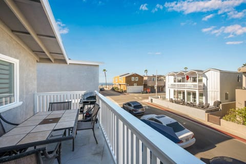 6 Bedroom home located 2 houses in from the Beach House in Balboa Peninsula