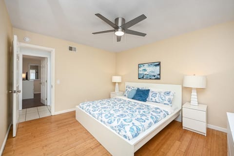 6 Bedroom home located 2 houses in from the Beach House in Balboa Peninsula