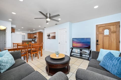 6 Bedroom home located 2 houses in from the Beach House in Balboa Peninsula