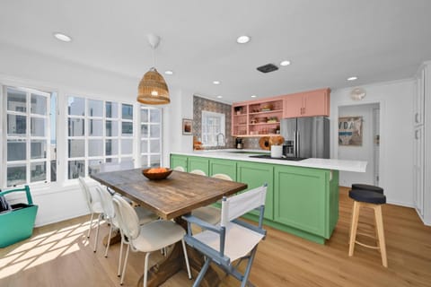 Chic Modern Designed Home with Private Studio House in Newport Beach