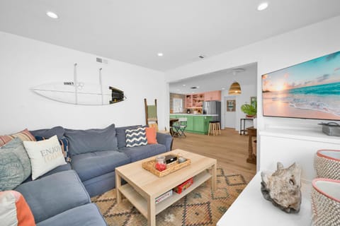 Chic Modern Designed Home with Private Studio House in Newport Beach