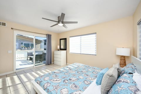 Giant Home Sleep 20, Perfect for Multi Family Vacation steps from the Sand House in Balboa Peninsula