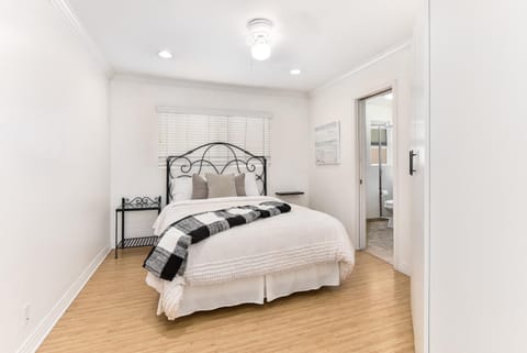 7 Bedroom Duplex Home with Rooftop & Peek-A-Boo Ocean View House in Balboa Peninsula