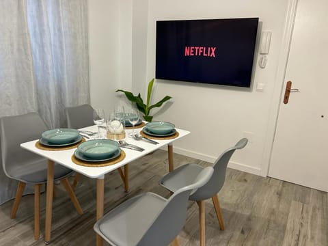 Communal lounge/ TV room, TV and multimedia, Dining area, air conditioner