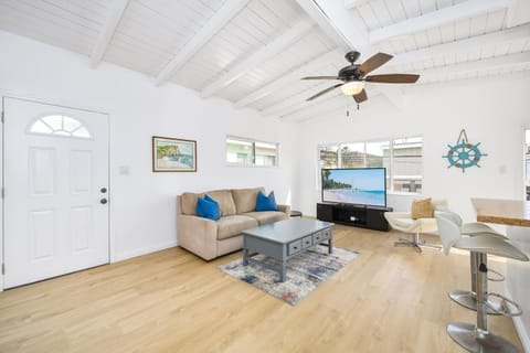 2 Bedroom Upstairs with Balcony Steps from the Sand House in Balboa Peninsula