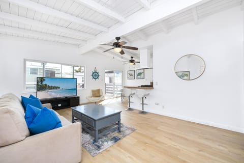 2 Bedroom Upstairs with Balcony Steps from the Sand House in Balboa Peninsula