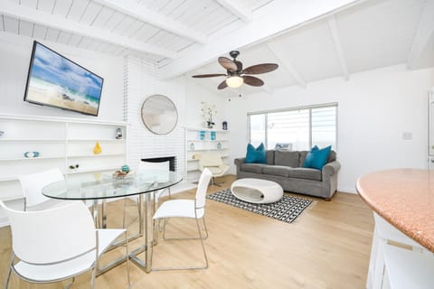 Renovated 3 Bedroom Home on 41st-1 min walk to Beach House in Balboa Peninsula