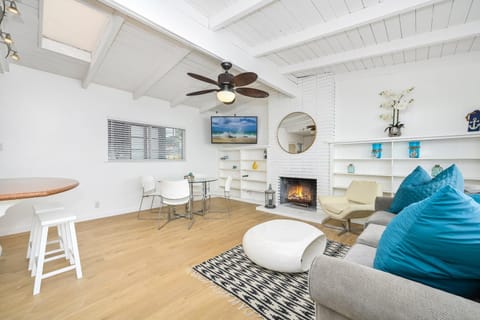 Renovated 3 Bedroom Home on 41st-1 min walk to Beach House in Balboa Peninsula