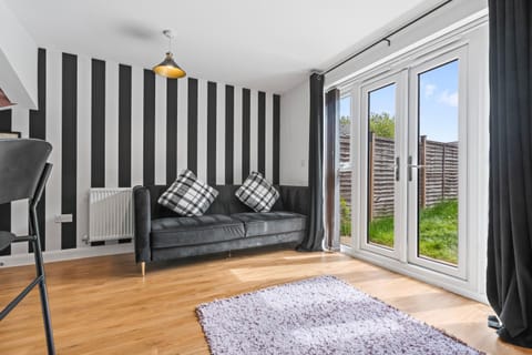 Lotus Haus - Wellington Homes - 4 BDR With Gated Parking House in Birmingham