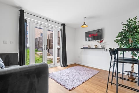 Lotus Haus - Wellington Homes - 4 BDR With Gated Parking House in Birmingham