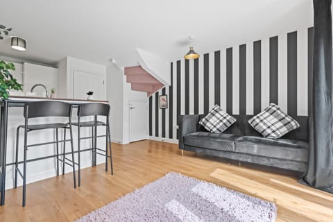 Lotus Haus - Wellington Homes - 4 BDR With Gated Parking House in Birmingham