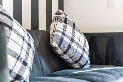 Lotus Haus - Wellington Homes - 4 BDR With Gated Parking House in Birmingham